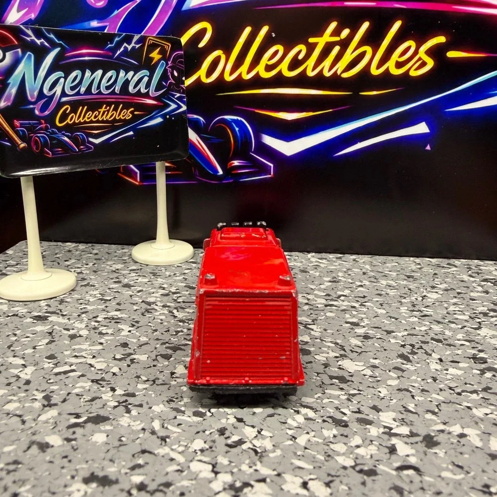 Maisto Equipment Truck Red Fire Engine FDNY Style Diecast Emergency Vehicle